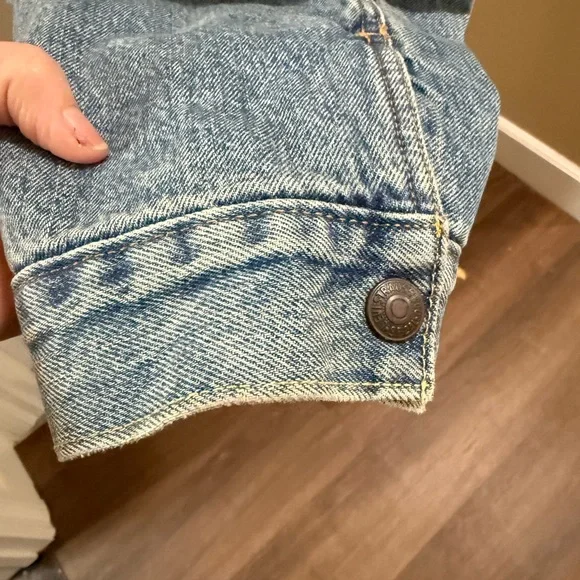 New like Levi's Blue Denim Jacket with Sherpa Lining. - Picture 5 of 13